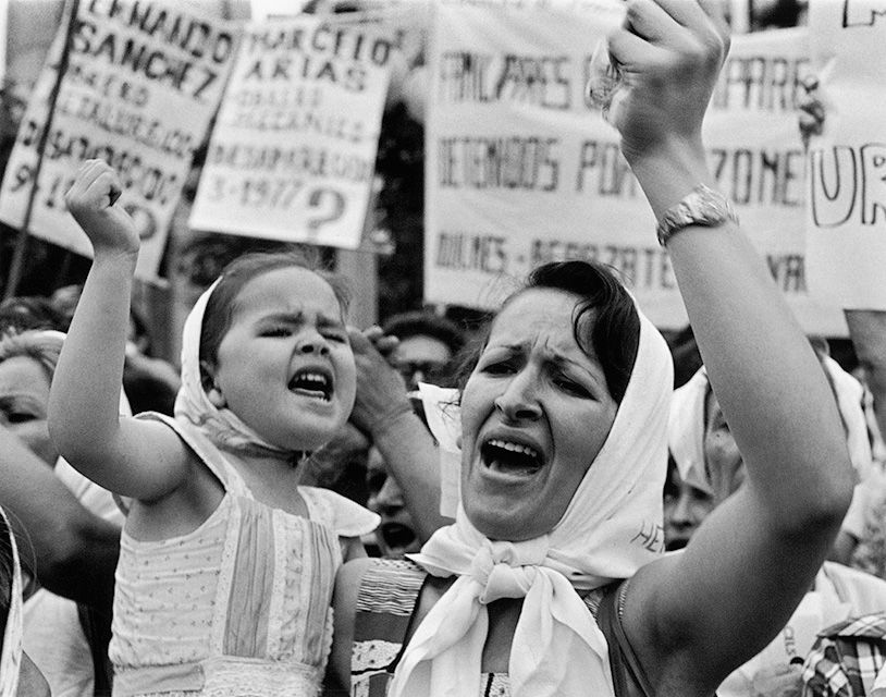 Mother and Daughter in the Plaza de Mayo (1982), by Adriana Lestido.