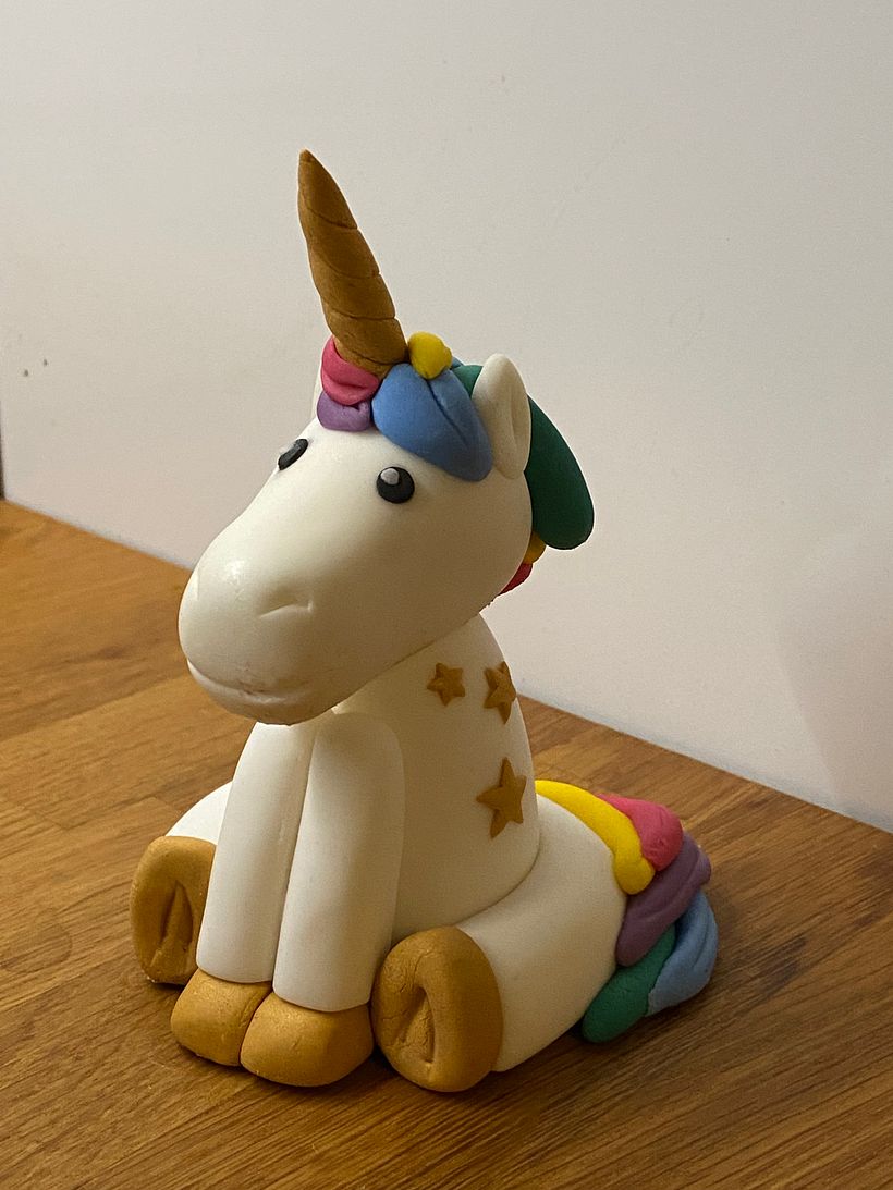 Made for my daughter's 3rd birthday. Picture taken after the party and the head fell in crumbs...(I had forgotten to glue it)
