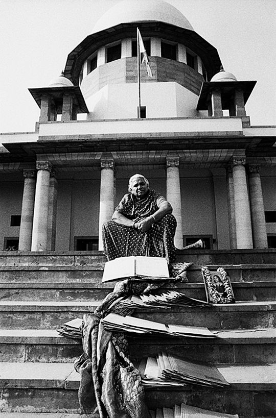 Sathyarani – Staged Portrait, Supreme Court, Delhi (1990), by Sheba Chhachhi.