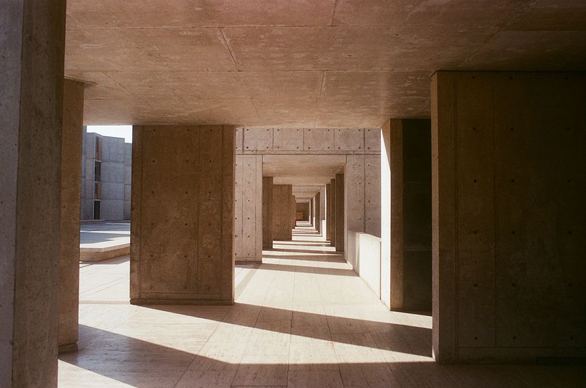 O Instituto Salk foi projetado pelo arquiteto Louis I. Khan. Crédito da foto: Mathilda Janzon via Unsplash