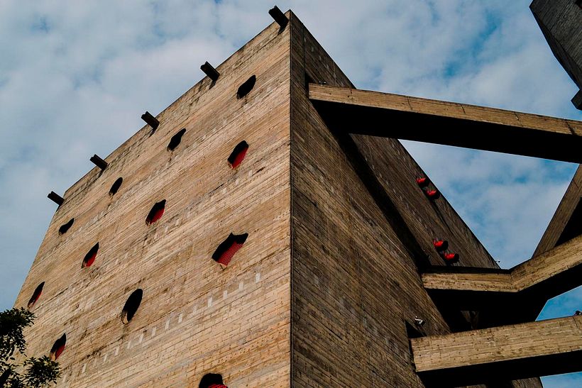 SESC Pompeia, São Paulo, projetado por Lina Bo Bardi. Crédito da foto: Paulisson Miura CC BY 2.0 via Wikimedia Commons