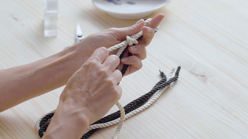 Une ambos cordones con un nudo simple.