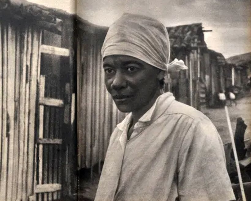 Carolina na favela do Canindé. Foto publicada na revista 'O Cruzeiro'