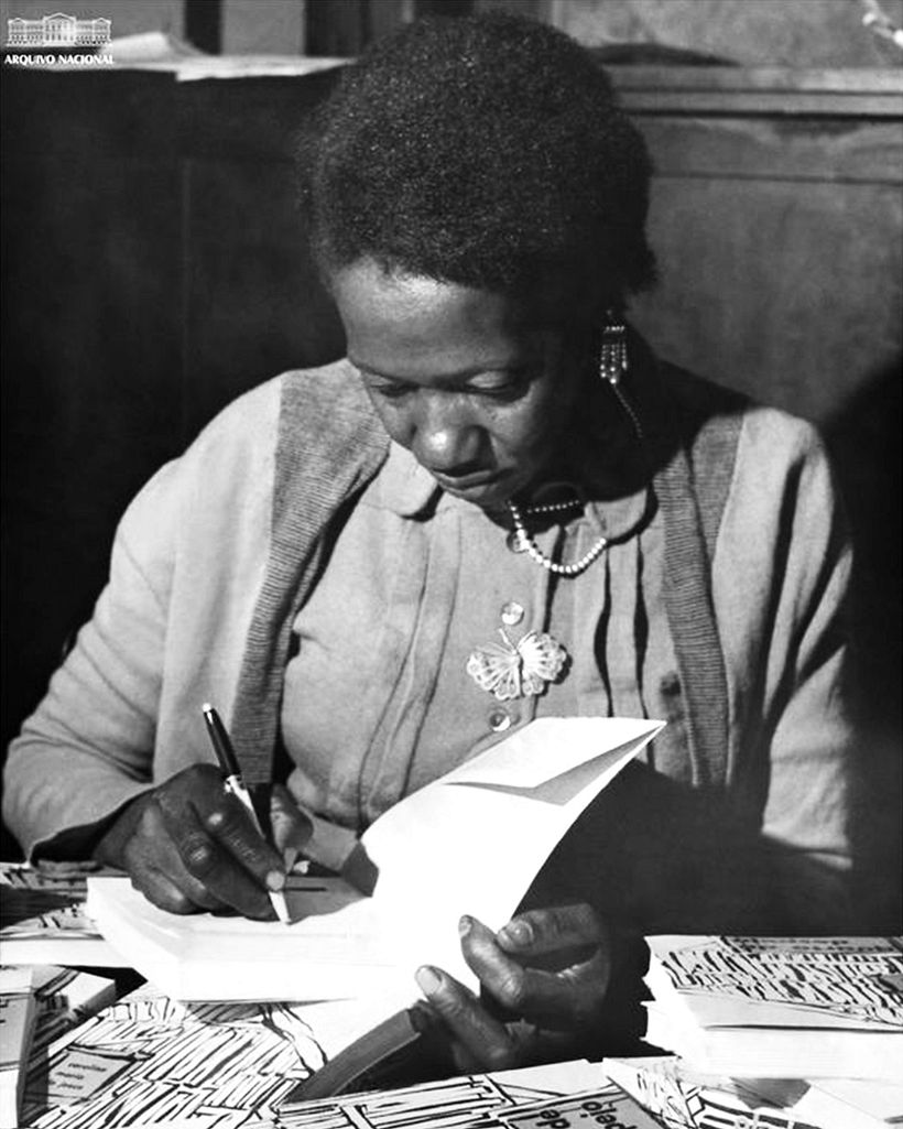 Carolina Maria de Jesus autografa sua obra mais conhecida: 'Quarto de Despejo'. Fonte: Arquivo Nacional/Correio da Manhã