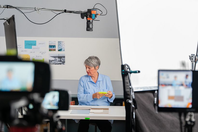 Monika Lepel bei der Domestika-Kurs-Produktion im Studio Berlin