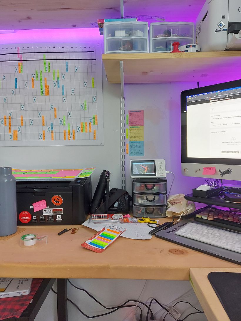 Mi "oficina" en un rincón del comedor. Aprovechando las horas que mi hija hace su siesta para terminar el curso.