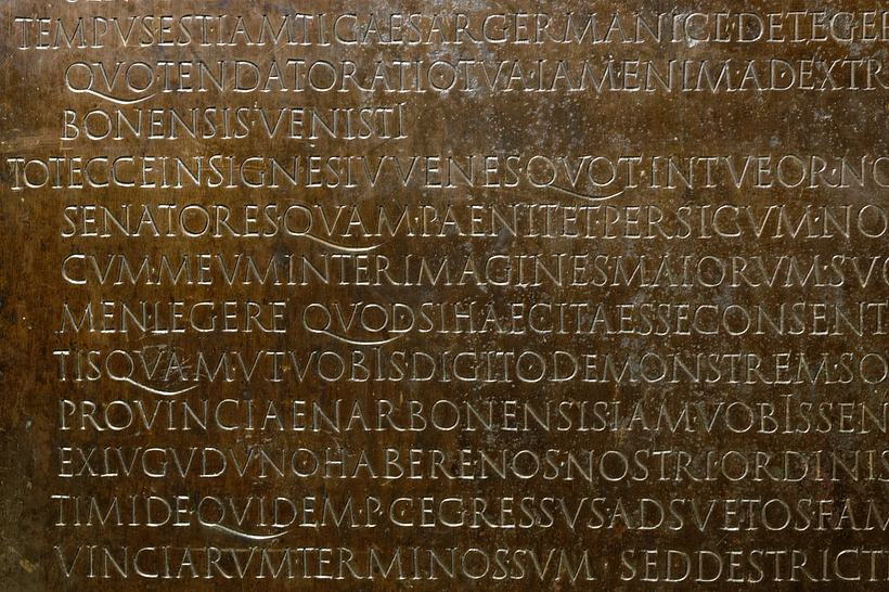 Römische Schrift mit geraden Linien und Großbuchstaben 