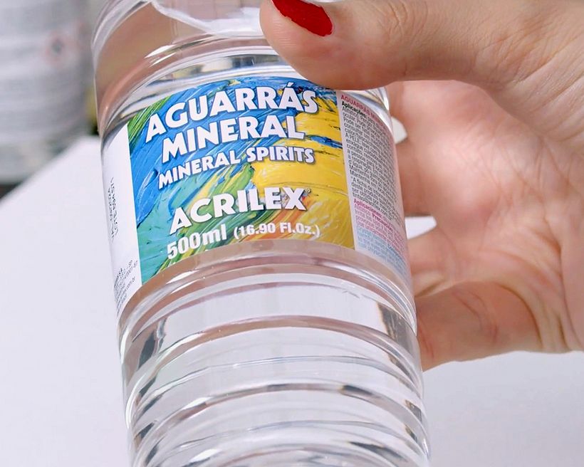 Los disolventes son mucho más fuertes y no están indicados para hacer diluciones de pintura.