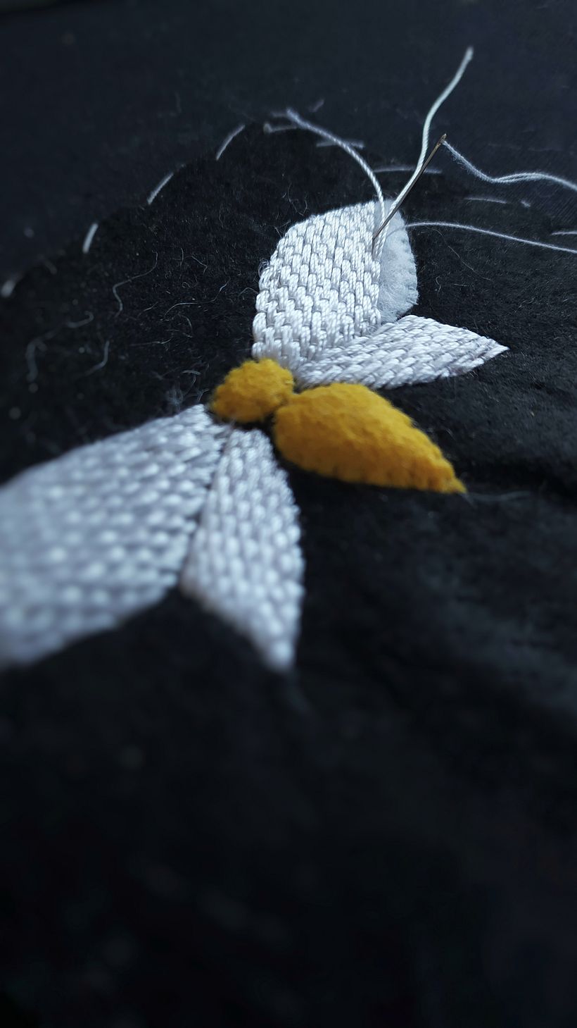 Inizio il ricamo dalle ali. Per creare una superficie bianca, cucio una coppia di fili bianchi, con filo da cucito bianco.