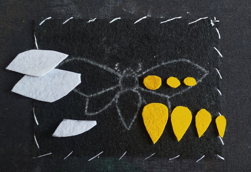 Preparo l'imbottitura, ritagliando gli strati di feltro giallo e bianco per le diverse parti dell'ape.