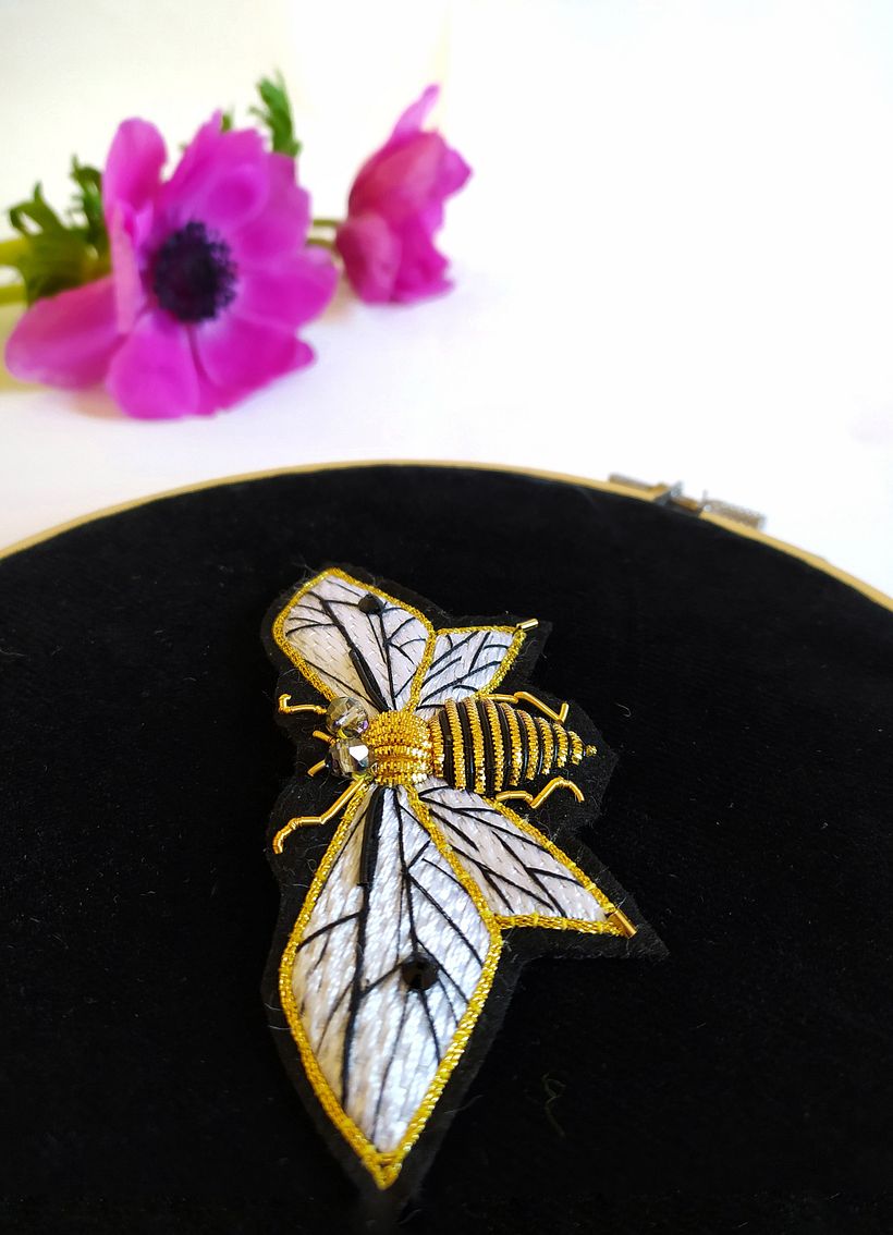 Aggiungo dettagli neri sulle ali con del filo da cucito, cristalli sugli occhi, antenne e zampette in canutiglia.