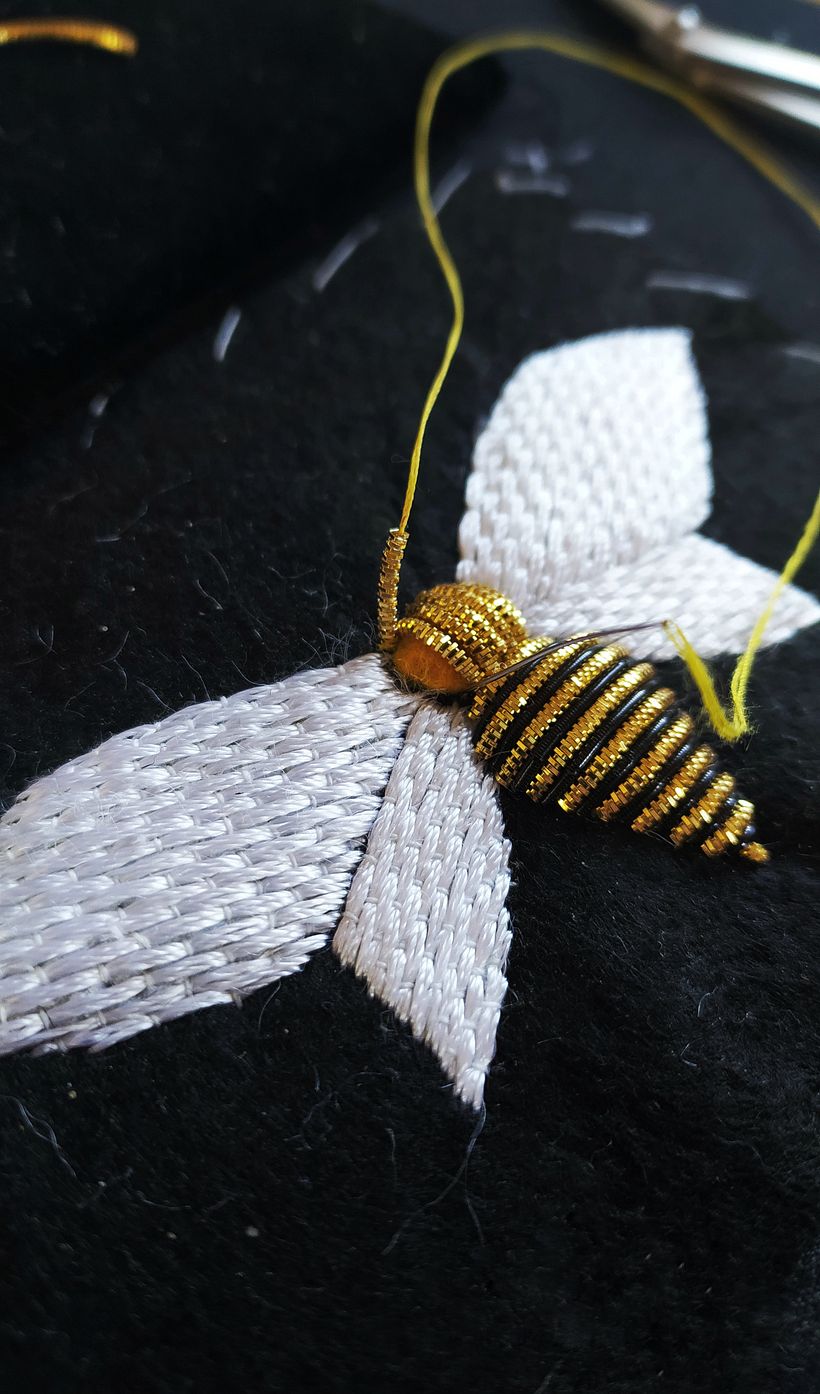 Ricamo il corpo con canutiglia oro. Potete usare la canutiglia che avete. Se non avete canutiglia nera, usate perline nere!