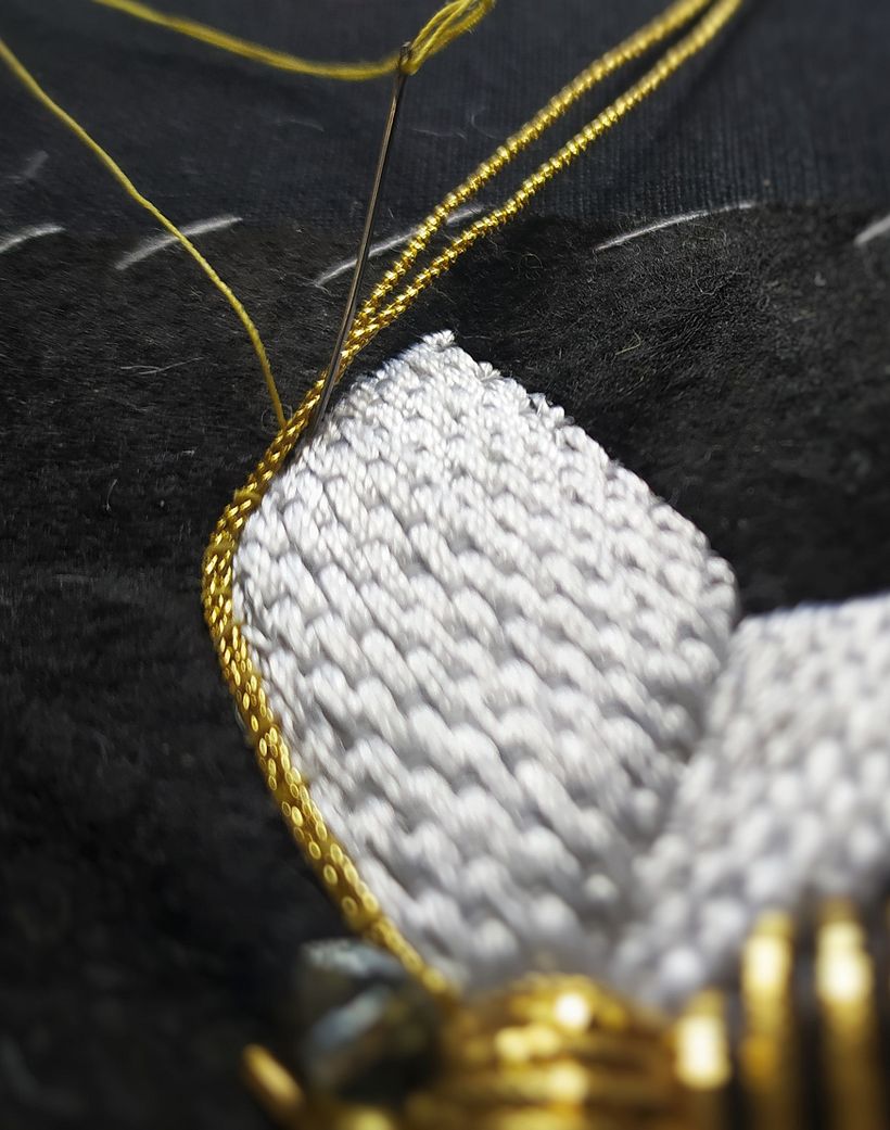 Creo il bordo delle ali con una coppia di filo oro.