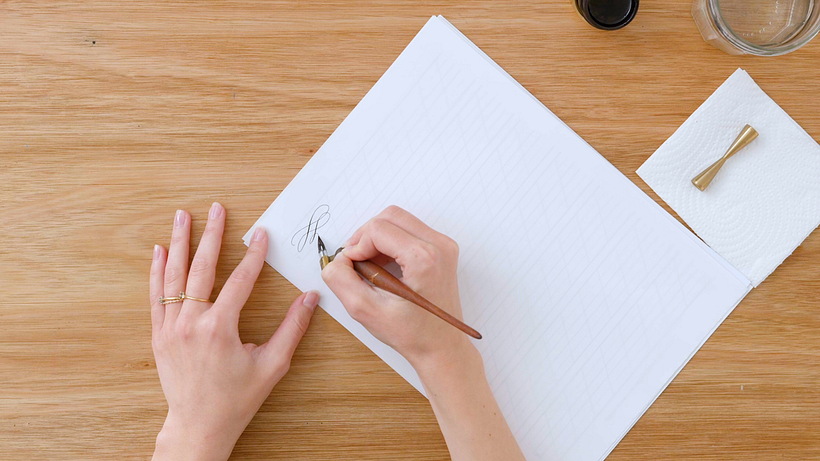 Repite esta floritura hasta que te sientas confiado con las transiciones y el control del plumín.