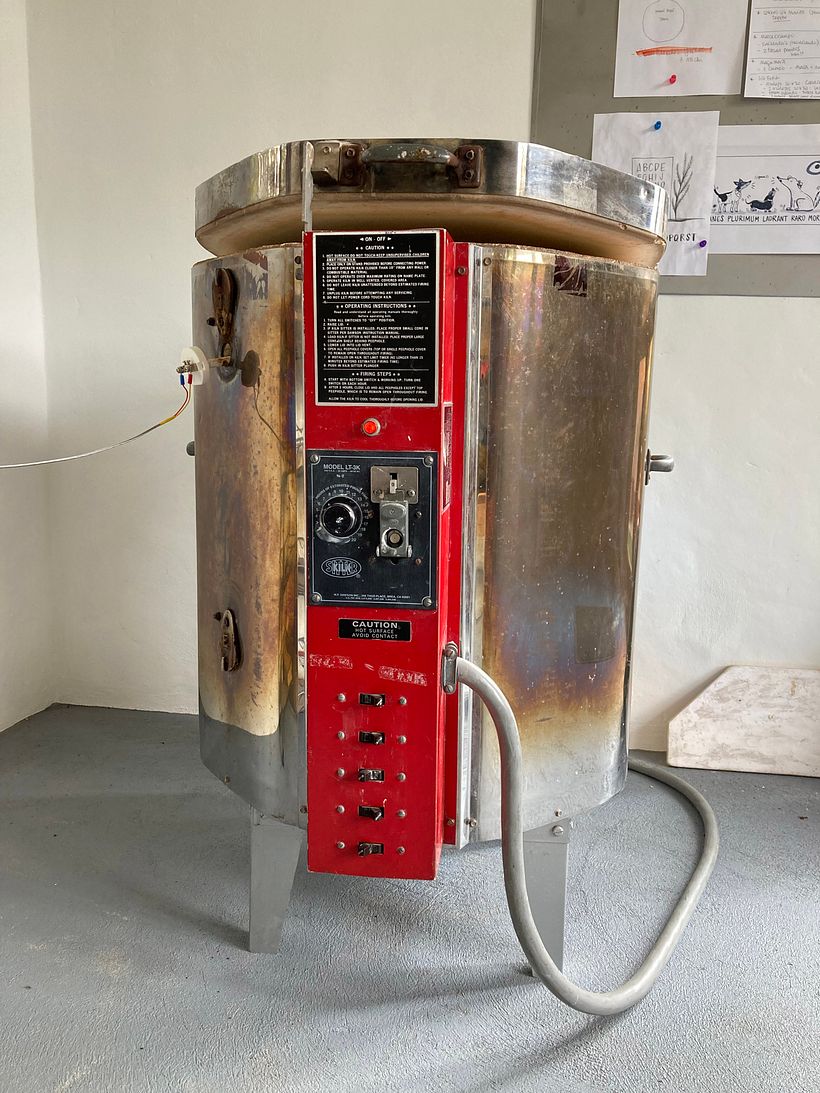 (Este es un horno cerámico donde se queman las piezas. Una quema completa tarda aprox. 24 horas).