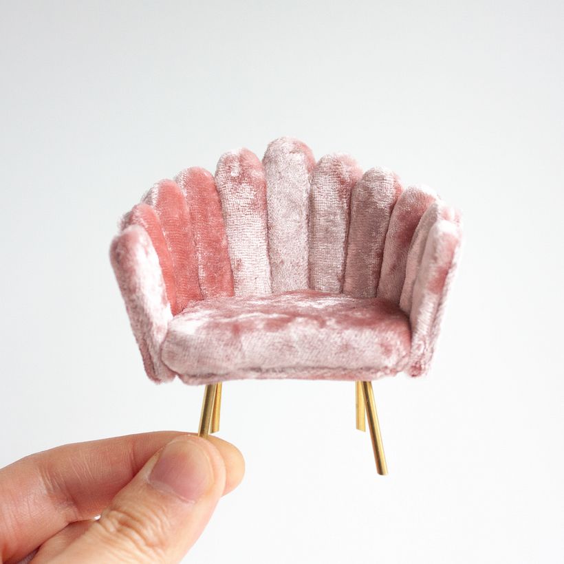 I love the velvet shell chairs in real size, so I really wanted to make one in miniature :)