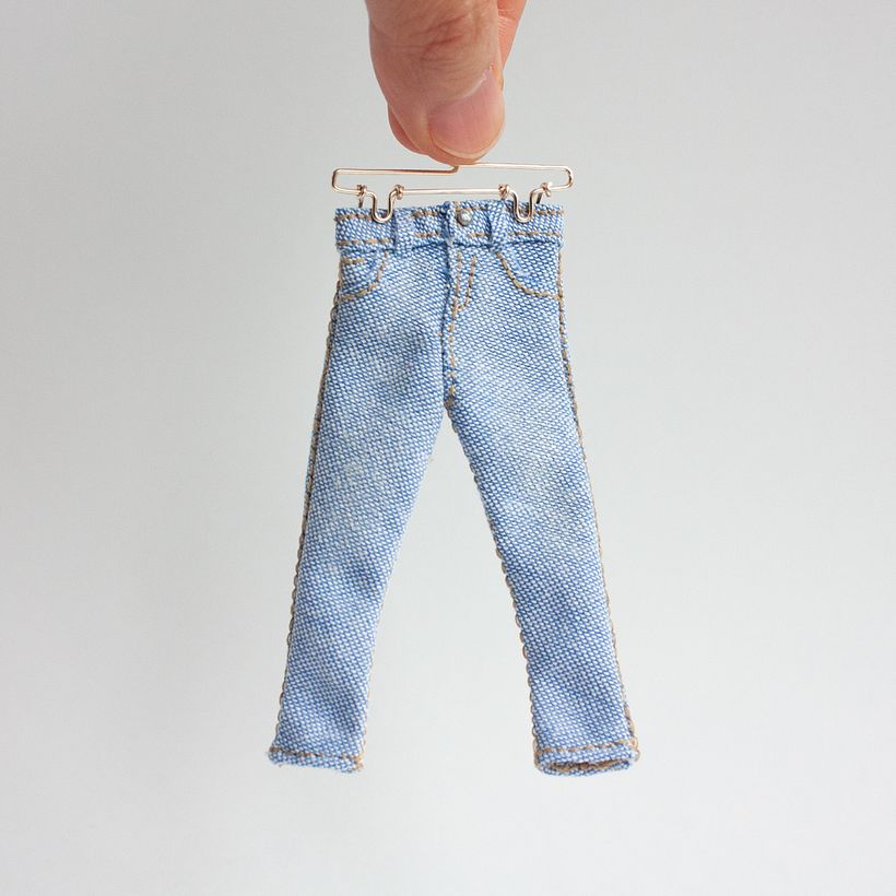 Malutka para dżinsów... wykonana w zupełnie inny sposób niż dżinsy w normalnych rozmiarach :)