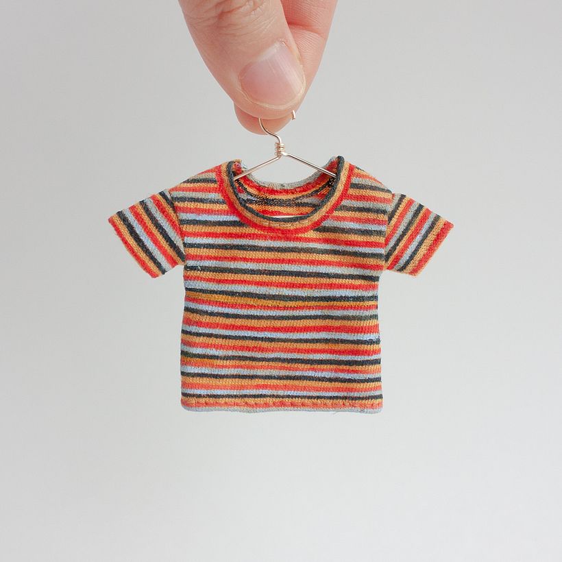 Czasami trudno jest znaleźć tekstylia z nadrukami o odpowiednich rozmiarach do miniatur, więc maluję wzór.