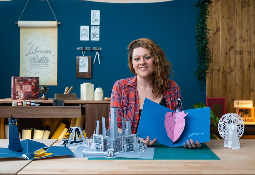 Exemplo de livros pop-up, criados pela designer editorial e professora da Domestika, Silvia Hijano Coullaut