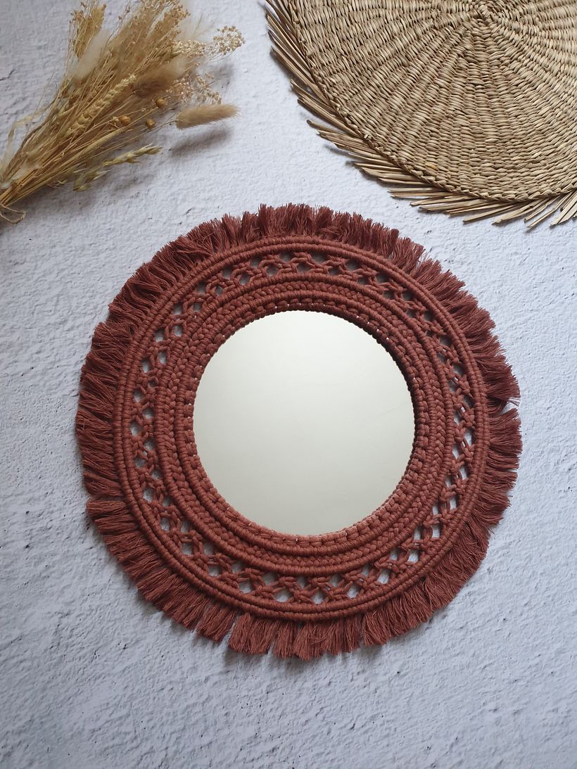 Réalisation d'un miroir orné de macramé avec plusieurs techniques de noeuds