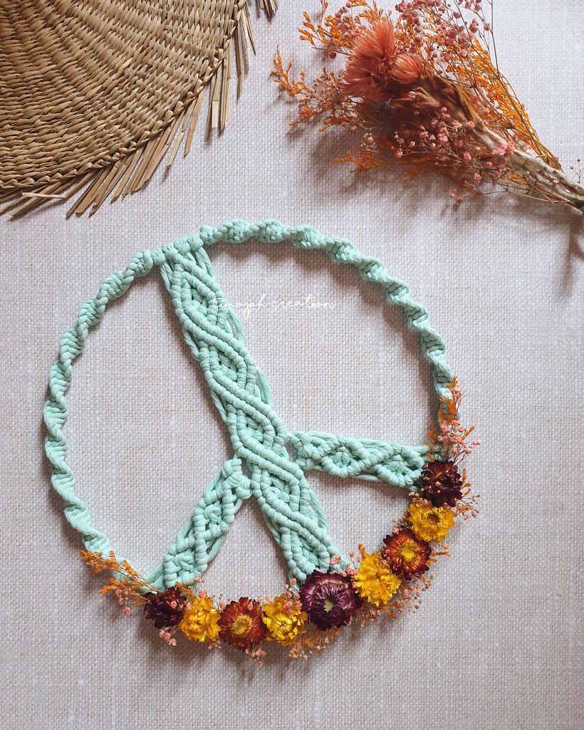 Réalisation d'une couronne fleurie peace&love avec plusieurs techniques de nœuds 