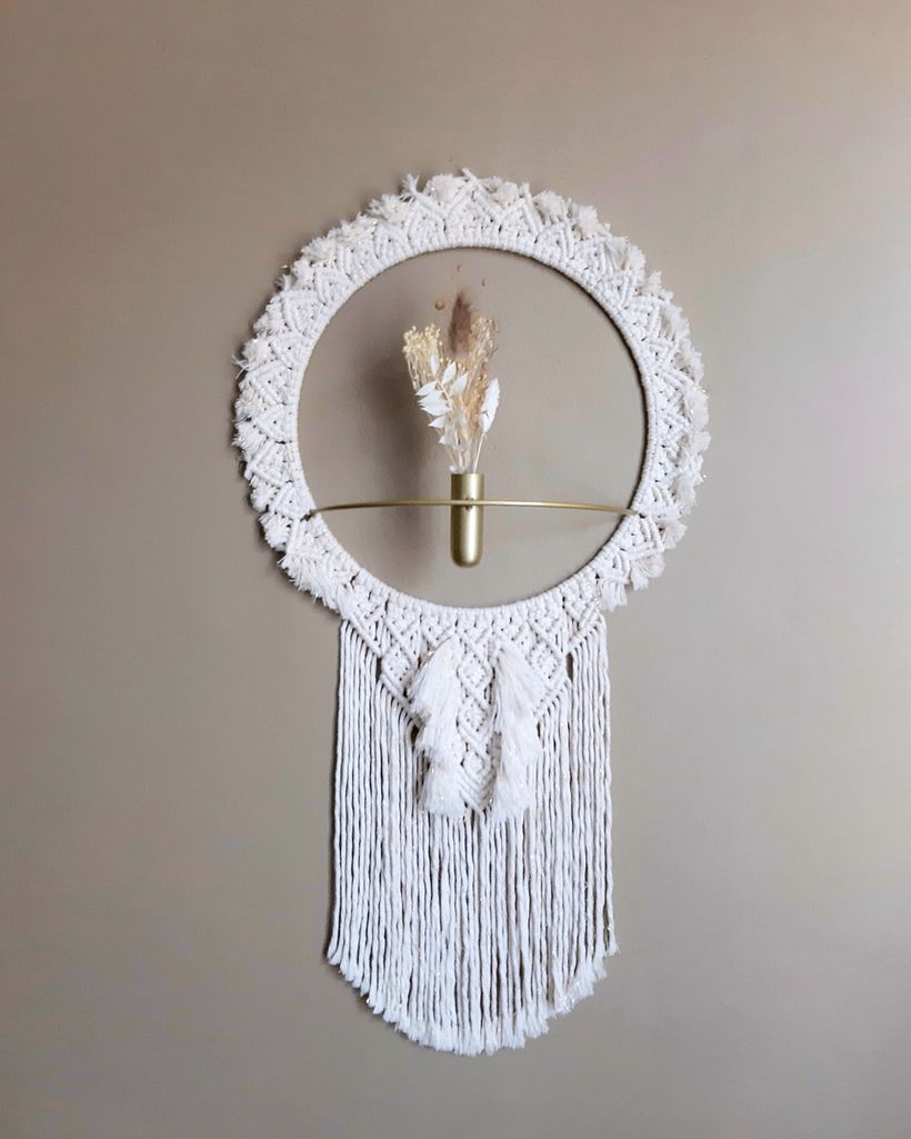 Réalisation d'un macramé mural, ici sur un support en métal de type de soliflore