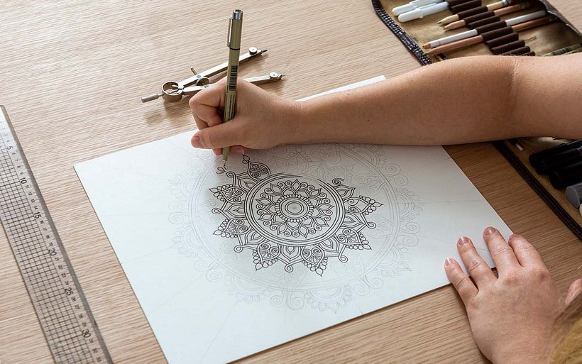 In her course, Lizzie introduces her methods for creating mandalas.