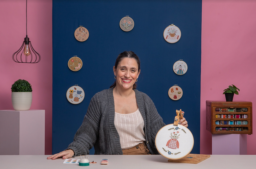 Gabi Goitía realiza increíbles bordados empleando técnicas de ilustración y acuarela. 