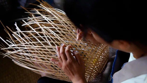 Tissage de lampes.