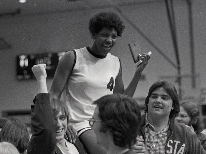 Szene aus The Queen of Basketball via Vimeo.