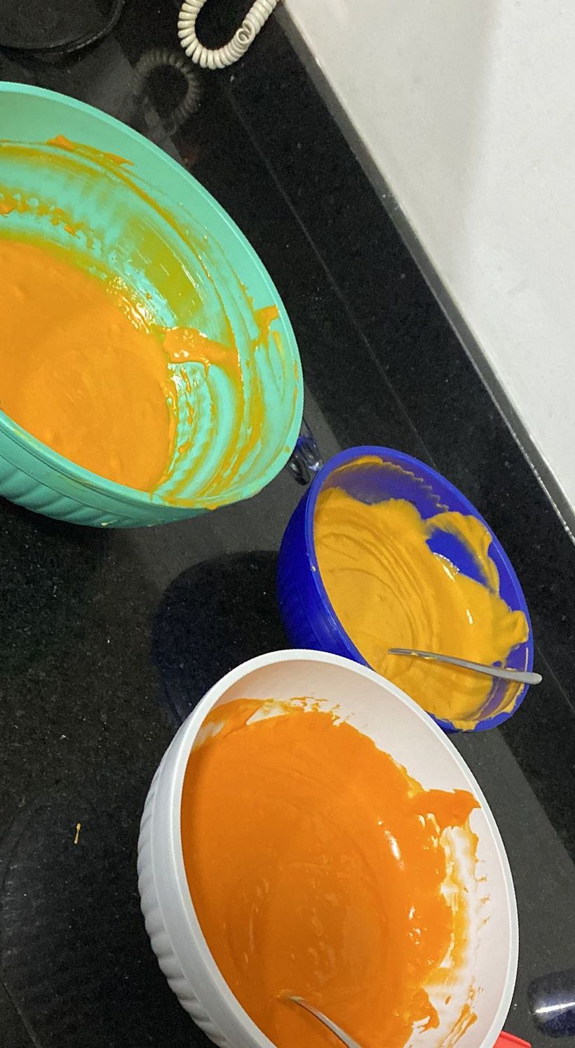 Por fin logré los colores que buscaba para mis pasteles y ya estaban listos para hornear.