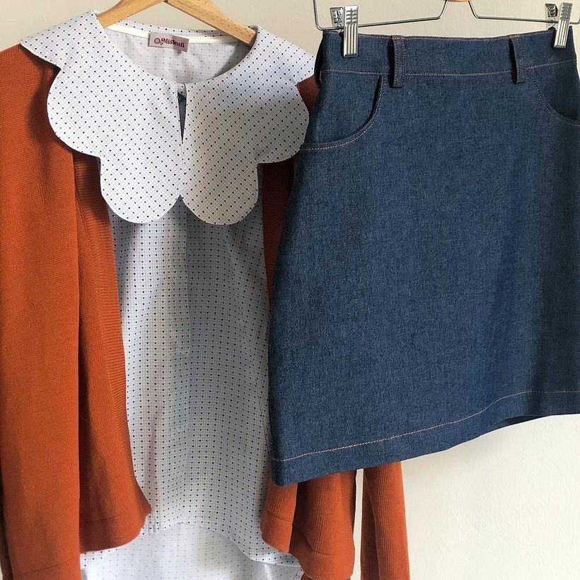 Gonna di jeans abbinata a camicia sartoriale e cardigan