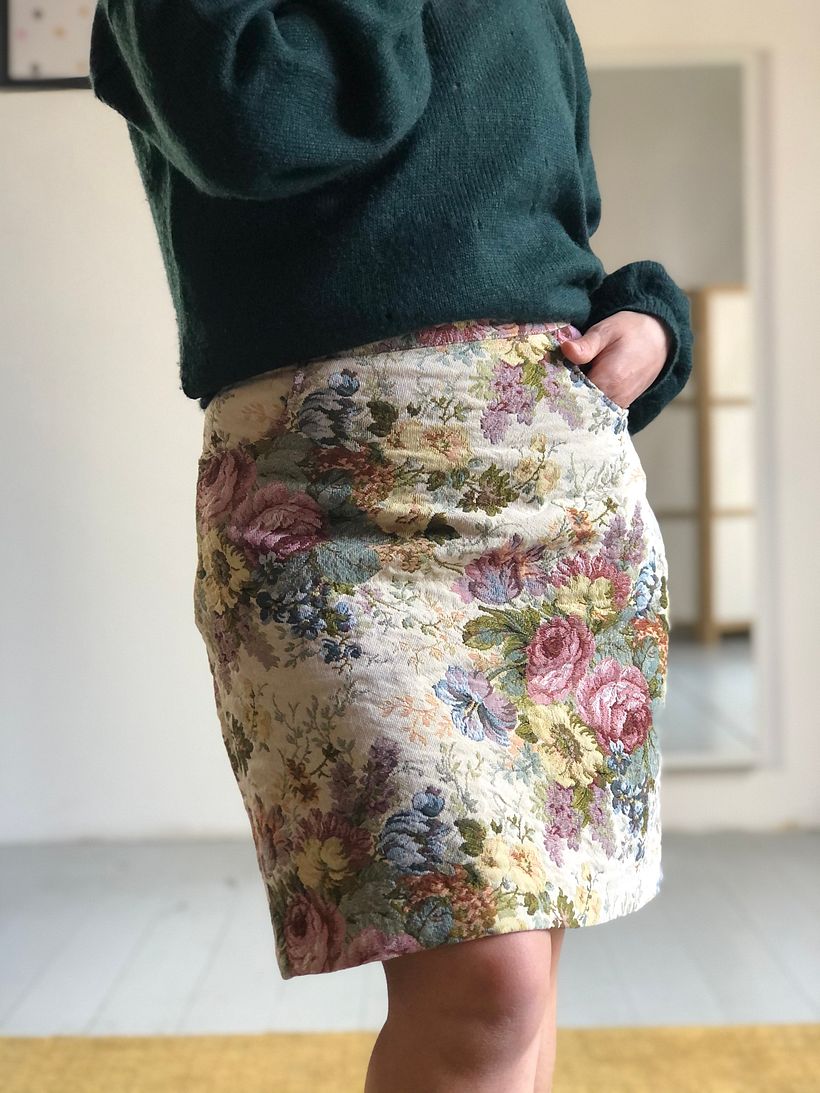 Gonna sartoriale realizzata in cotone da tappezzeria damascato 