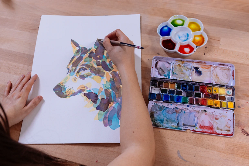Domestika-Lehrerin Ana Santos malt mit Aquarellfarben.