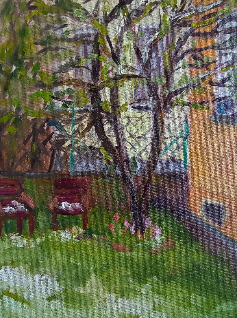 Apfelbaum im Frühling mit letztem Schnee nach Kälteeinbruch