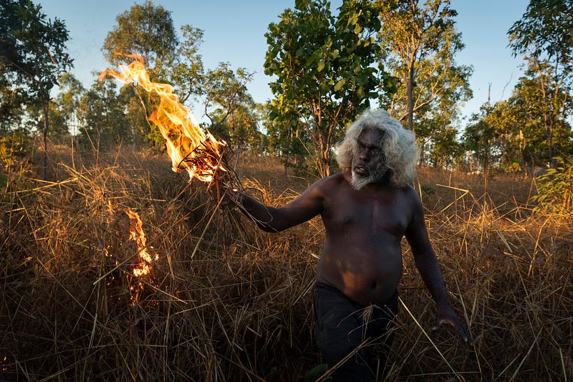 Conrad Maralngurra quema pasto para proteger a la comunidad de los incendios. Matthew Abbott, National Geographic.