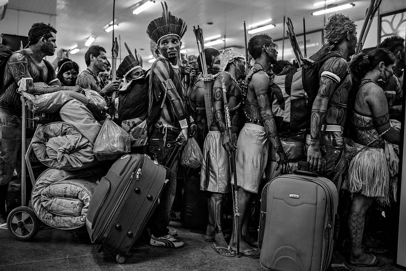 Miembros de la comunidad Munduruku yendo a Brasilia a protestar. El proyecto Belo Monte se construyó y terminó en 2019.