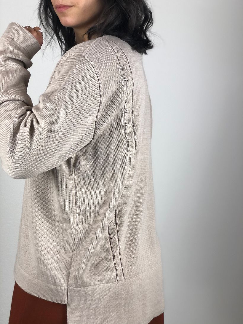 Collezione 2020 : dettaglio cardigan in lana merino di recupero lavorazione rasata e treccia sulla parte posteriore