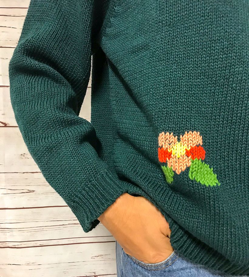 Collezione 2019 : maglione in lana merino di recupero lavorazione rasata con ricamo realizzato a mano in filo di lana 