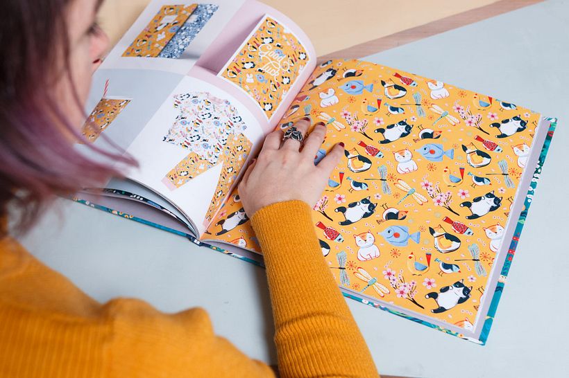 Illustratorin und Domestika-Lehrerin Ana Sanfelippo mit einem ihrer Muster.