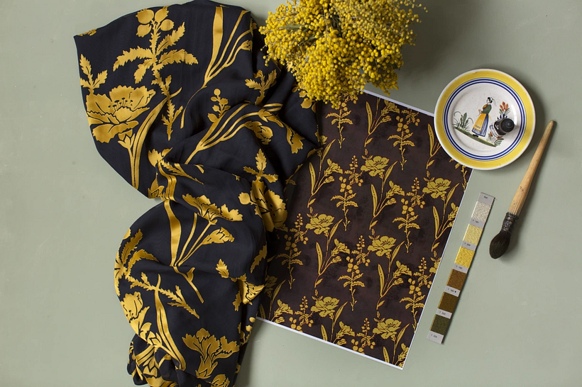Musterentwurf von Lola San Román, Designerin und Lehrerin, die Farbe auf bedruckte Textilien aufträgt.