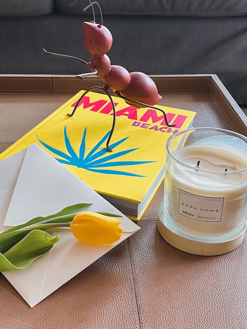 Editada, con contraste, bajando exposicion y saturacion, subiendo sombras y mas magenta.