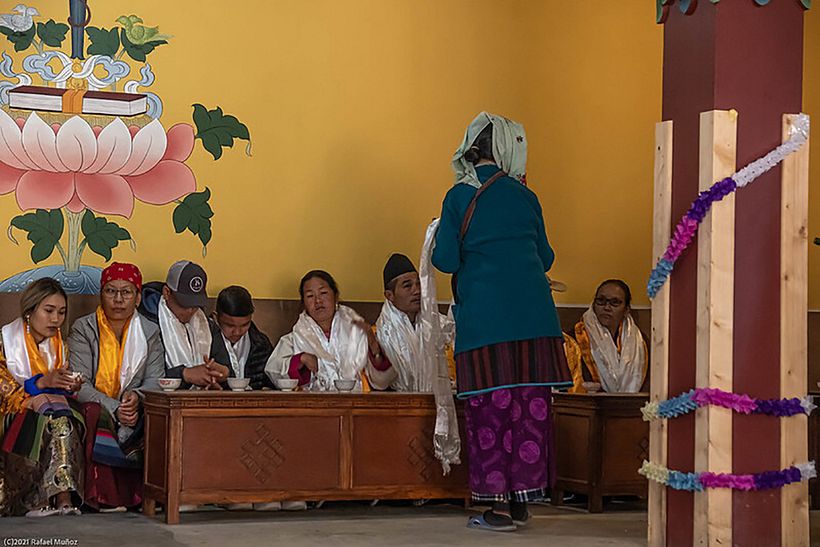 Sirviendo te a los invitados