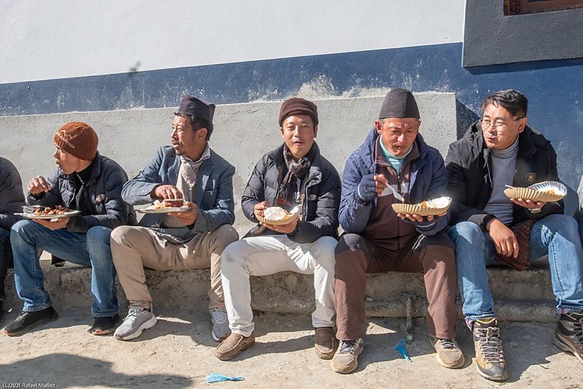 Invitados disfrutando de la comida