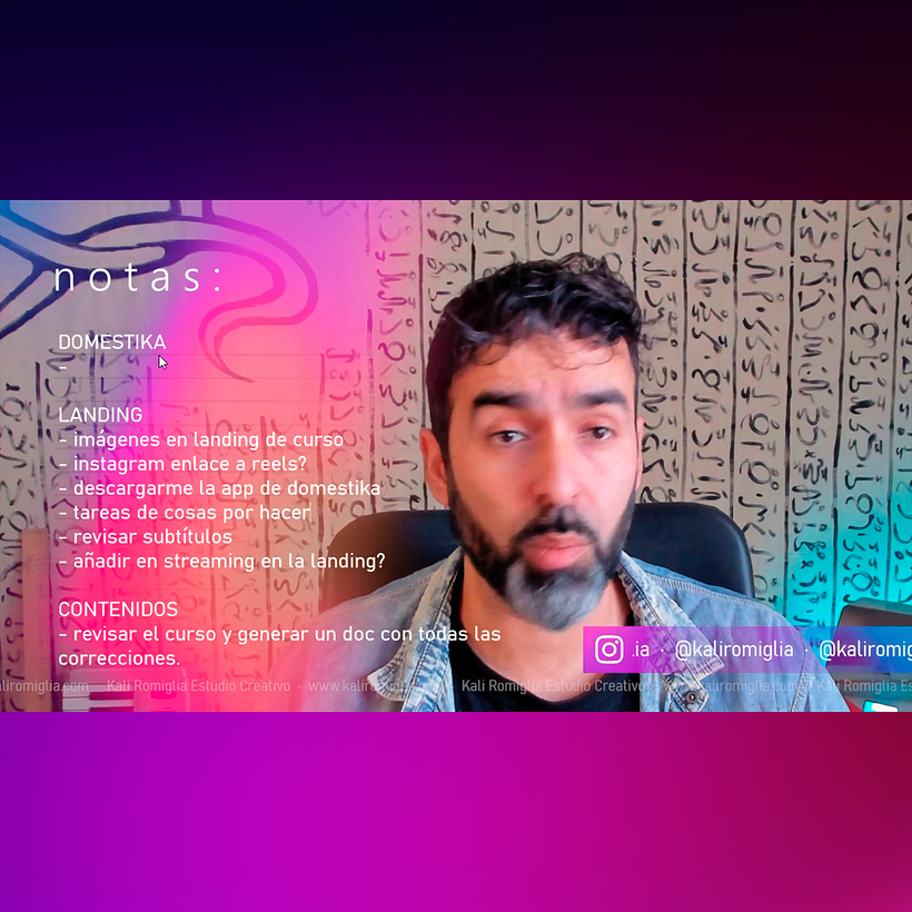 En esta escena sufro mientras comparto mis anotaciones de la reunión