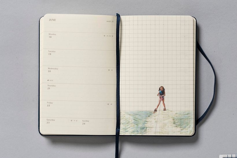Ursula esquiando. Lápiz a color sobre agenda Moleskine. 2020