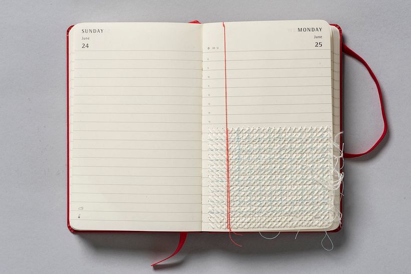 Re- escribir cuadriculas. Bordado sobre agenda Moleskine. 2020