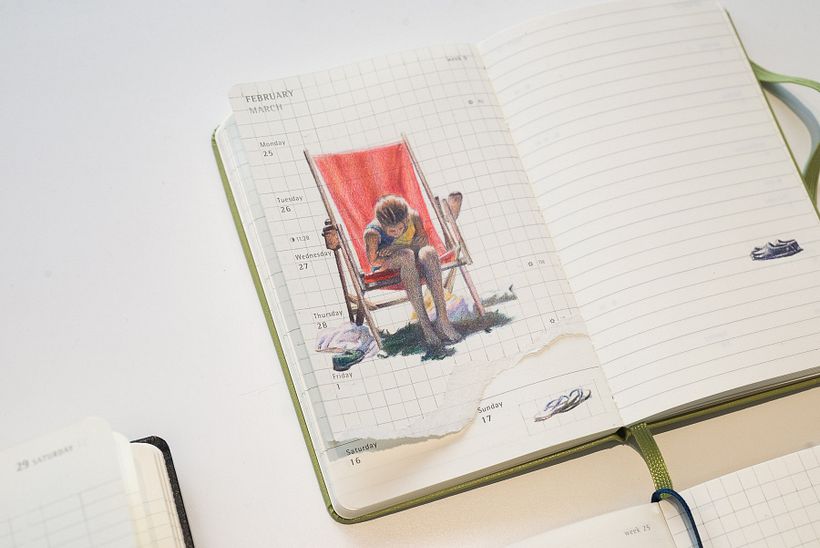 La foto grafía de otra familia. Lápiz a color sobre agenda Moleskine. 2020