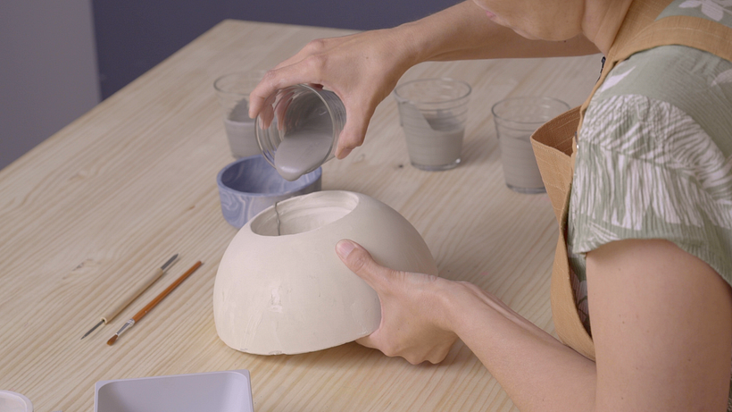 Mueve lentamente el molde para distribuir la pintura.