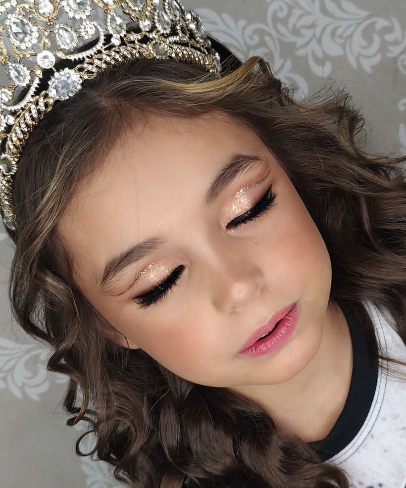 Ela é rainha do Carnaval Mirim, e me pediu uma make diferente, resolvi ousar e testar minha simetria!